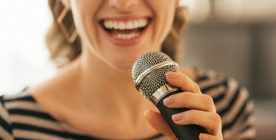 Уроки вокала с микрофоном в Бишкеке — эстрадный вокал Курсы вокала для взрослых в Бишкеке — обучение с нуля и для продолжающих Курсы вокала для детей в Бишкеке — индивидуальные занятия в Эклектике